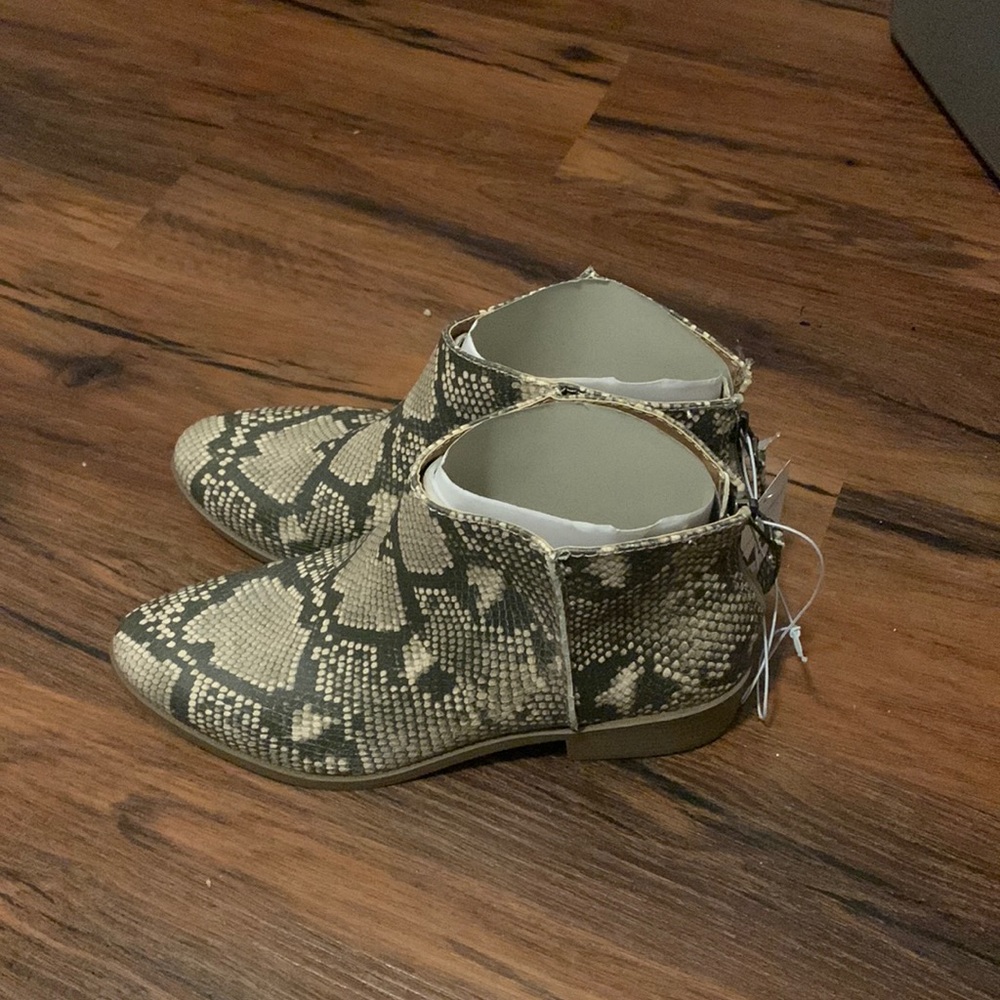Women’s Snakeprint Booties Size 8.5 NWT